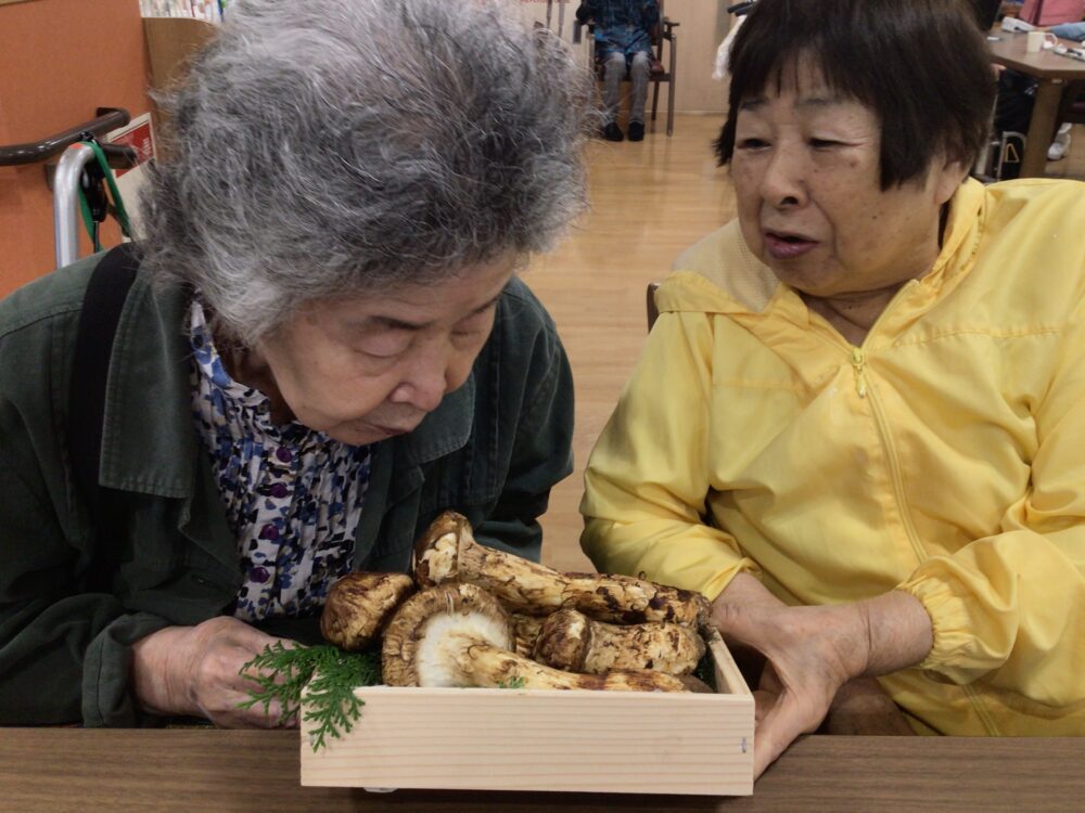 浜松市老人ホーム_秋の味覚松茸ご飯と松茸のお吸い物