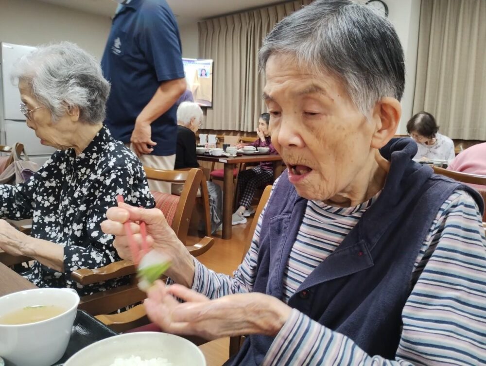 藤枝市老人ホーム_10月イベント食真鯛とマグロのお造り