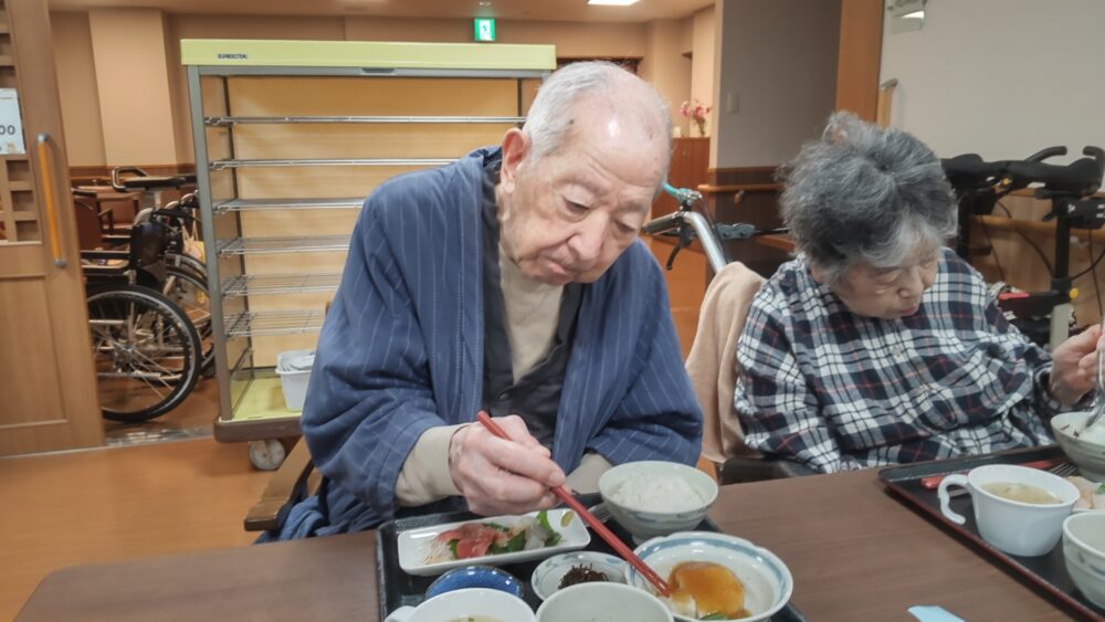 藤枝市老人ホーム_10月イベント食真鯛とマグロのお造り