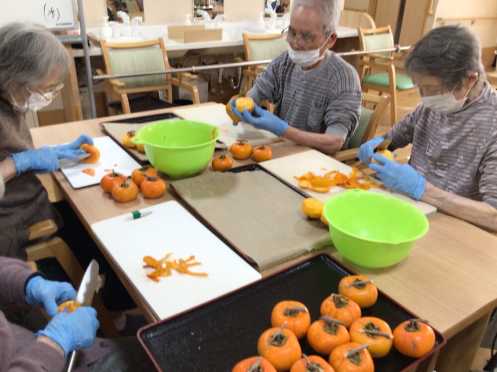 浜松市老人ホーム_秋の行事干し柿作り