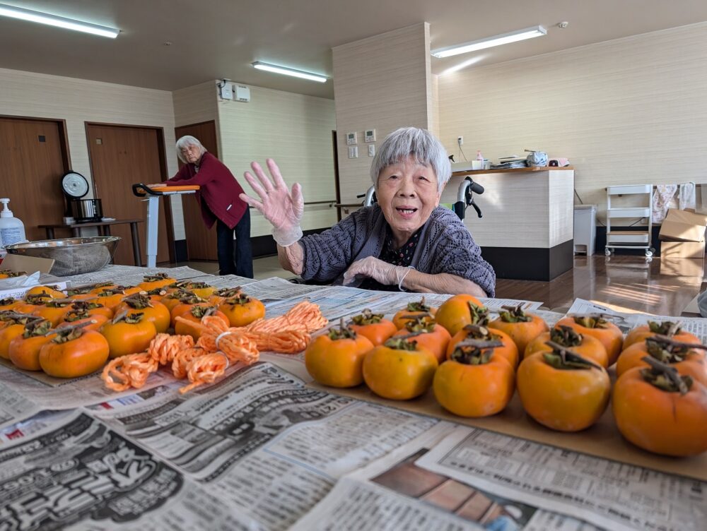 静岡市葵区有料老人ホーム_干し柿作り