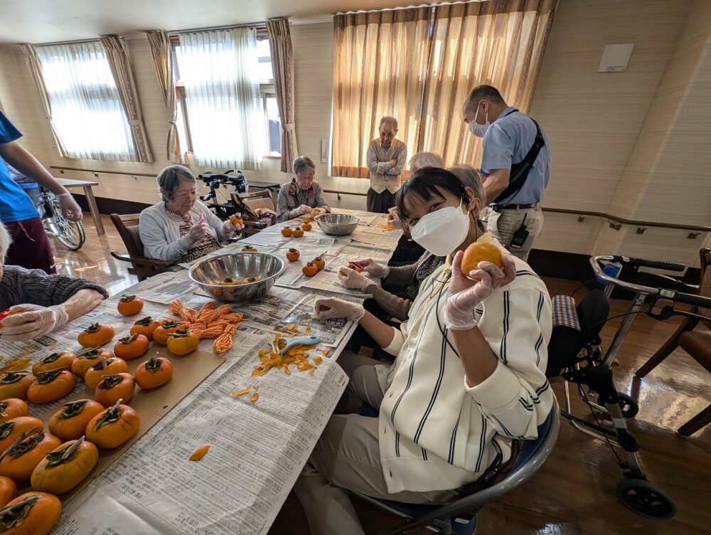 静岡市葵区有料老人ホーム_干し柿作り