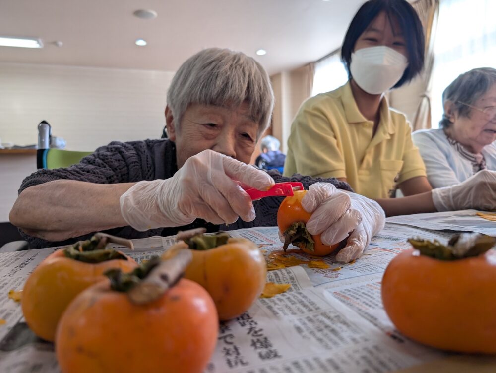 静岡市葵区有料老人ホーム_干し柿作り