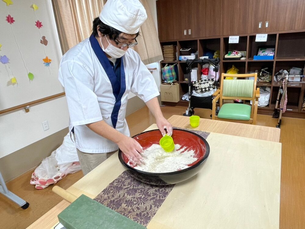 藤枝市老人ホーム_蕎麦打ちキノコたっぷりの秋蕎麦