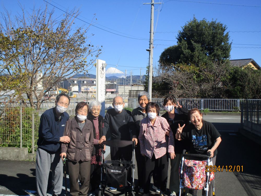 静岡市清水区老人ホーム_いよいよ師走１２月１日快晴富士山