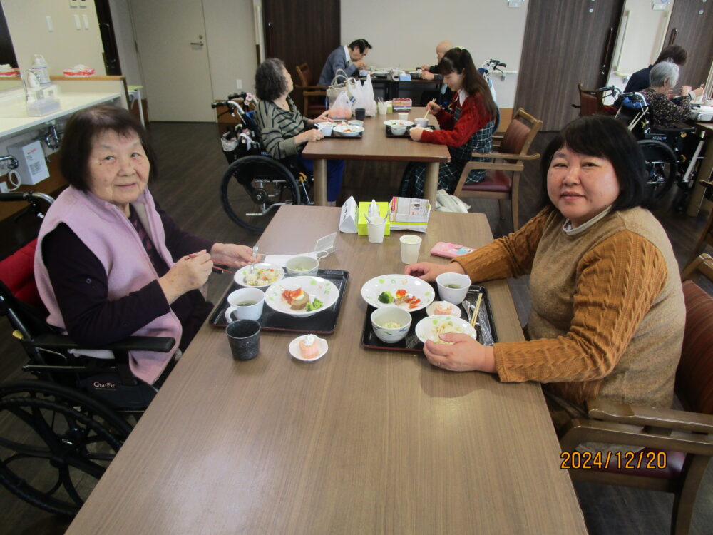 静岡市清水区老人ホーム_ご家族をお招きしてぺんぎん食堂開催