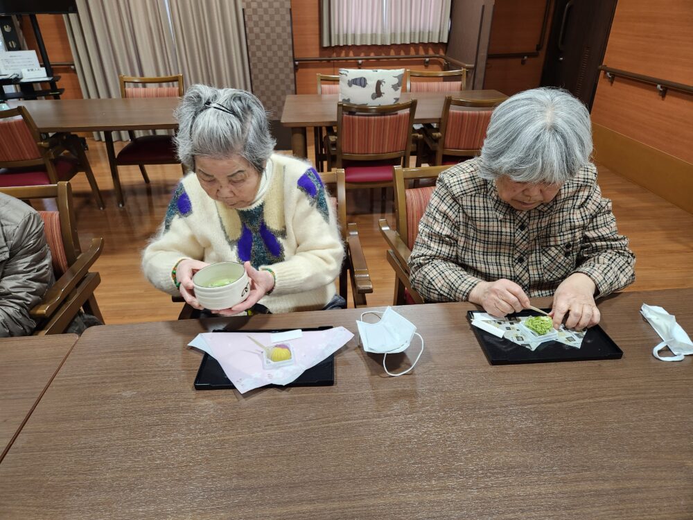 駿東郡長泉町老人ホーム_五感で感じるお茶会～お正月飾り～