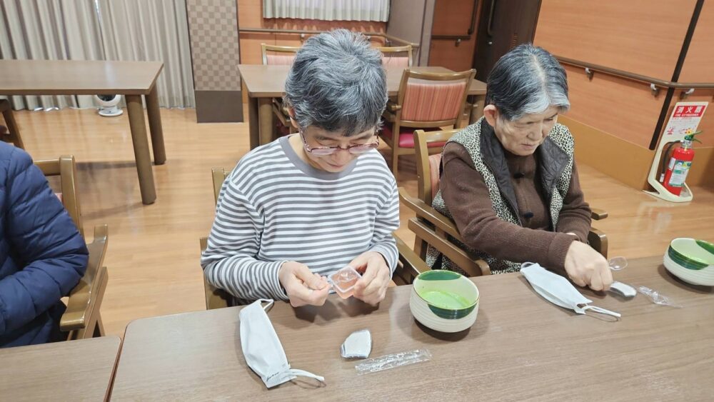 駿東郡長泉町老人ホーム_五感を感じるお茶会桜の香りに誘われて