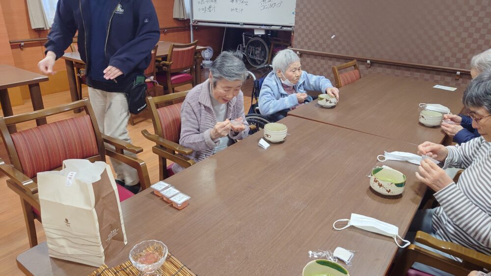 駿東郡長泉町老人ホーム_五感を感じるお茶会桜の香りに誘われて