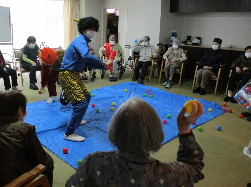 静岡市葵区老人ホーム_カラーボールで鬼退治千代田節分レク